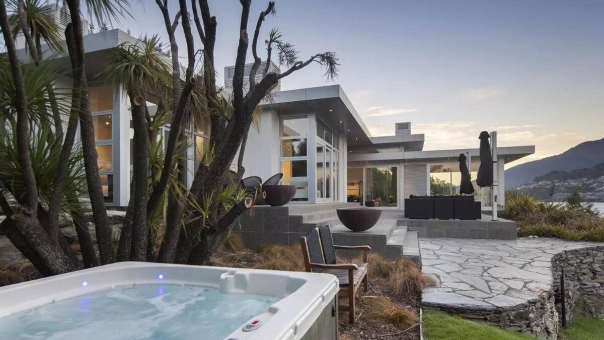 Kelvin Heights House | Luxury lakeside villa with terrace and spa pool by MajorDomo