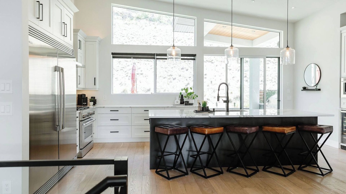 McKinley House | Luxury Lakeview Getaway | Hot Tub, Chef's Kitchen, Walk to Beach
