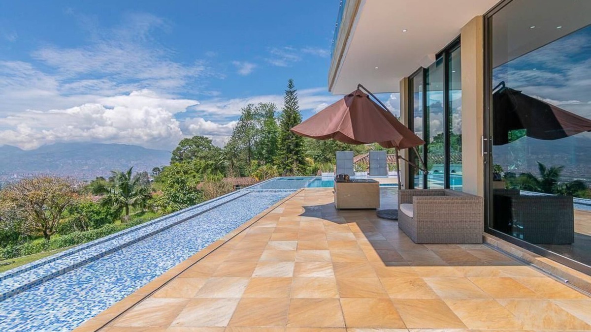 Envigado Villa | Luxury Large pool villa on Envigado