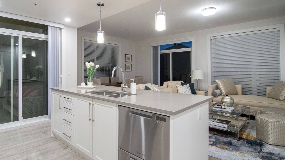 Abbotsford Apartment | Luxury Living near the LAKE