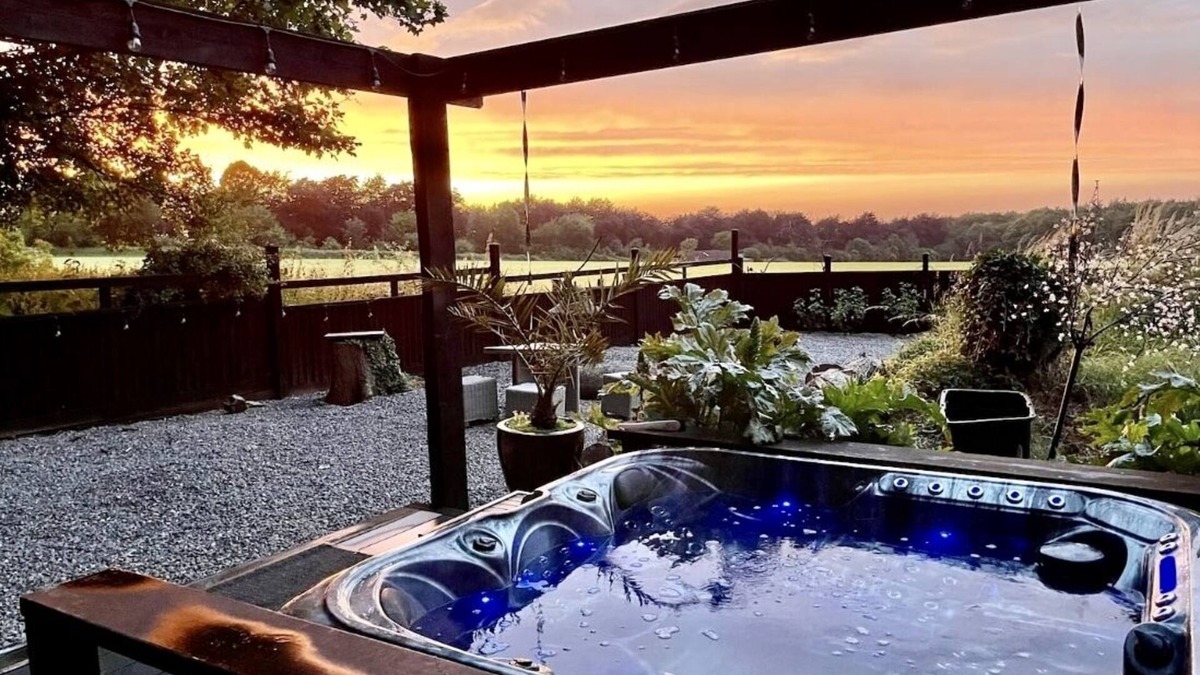 Bristol House | Luxury Lodge close to Clifton Suspension Bridge, hot tub. Sleeps 2 people.