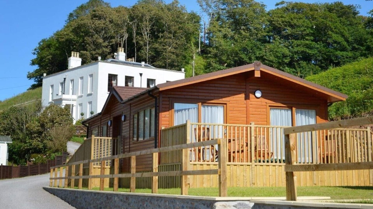 Plymouth Ski Chalet | Luxury Lodge, South Devon Coast nr Plymouth, 200m to Beach + Indoor Heated Pool,