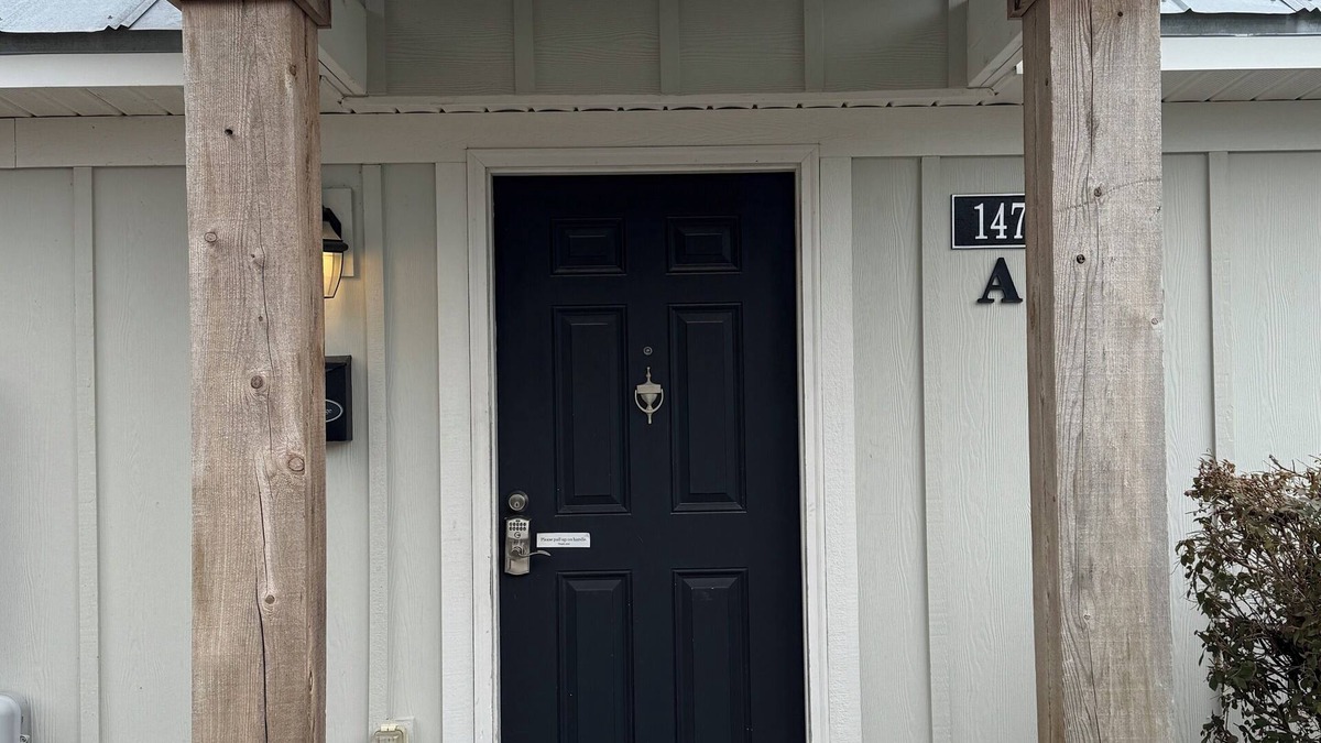 Elizabethtown Resort | Luxury Lodging, Lakefront View, Queen Bed w/Private Bath, Patio.