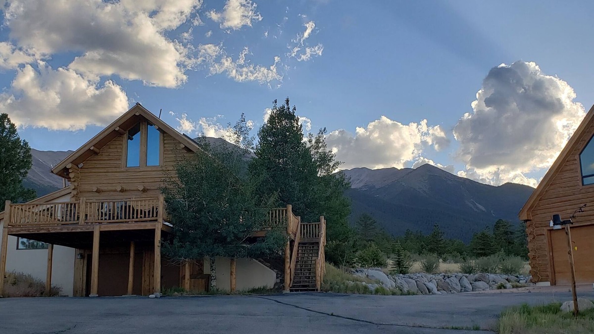Buena Vista House | Luxury Log Home at Foot of Mt. Princeton