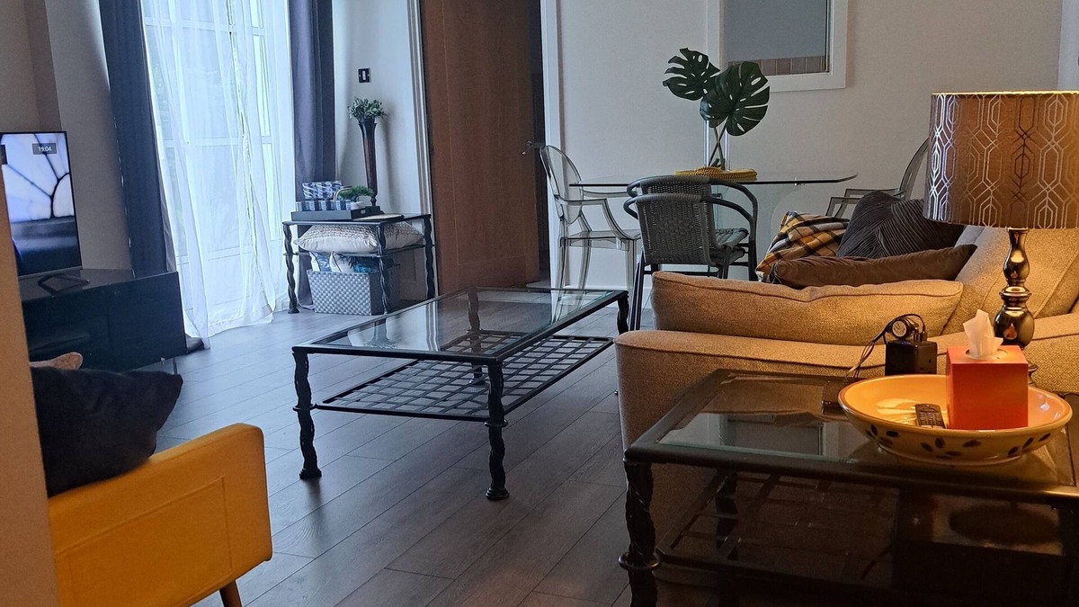 Royal Docks Apartment | Luxury London Riverside Apartment within 3 minute walk of DLR transport network