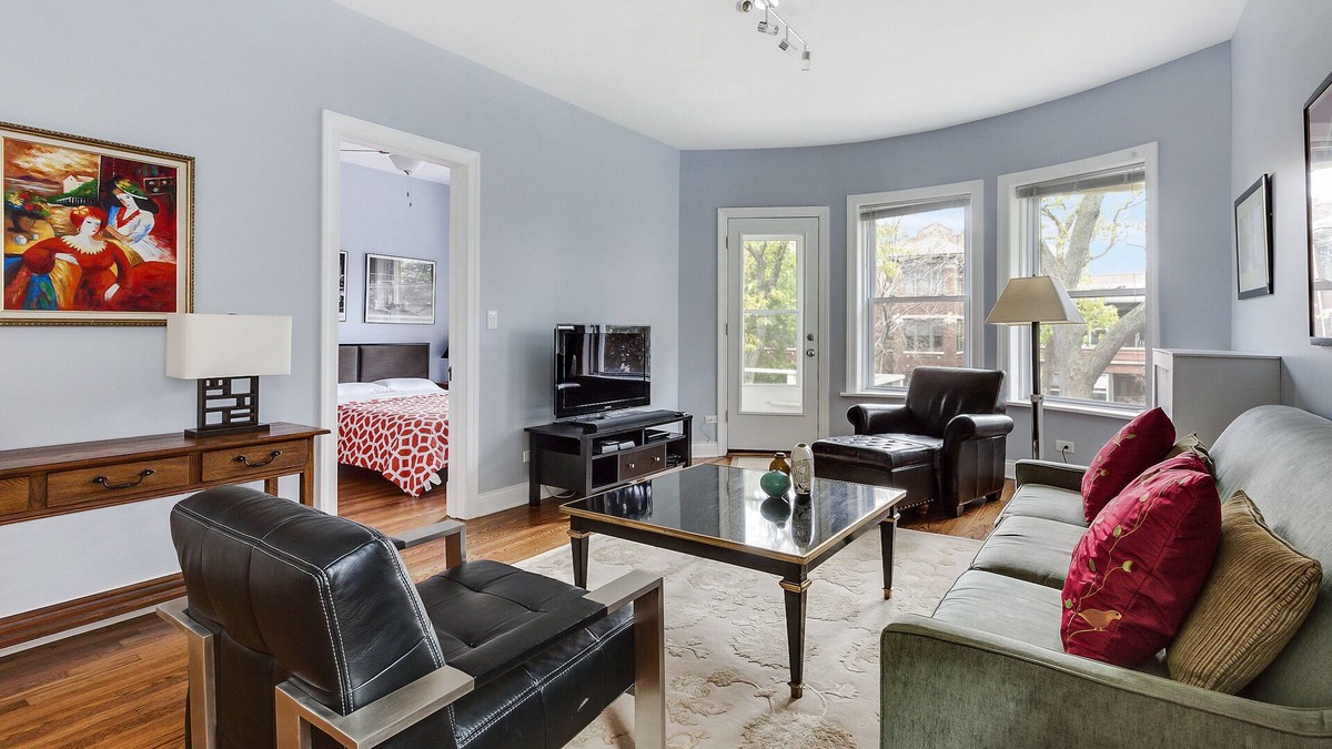 Rogers Park Apartment | Luxury Loyola 3 Bedroom, 2 Bath, Near Subway and Beach