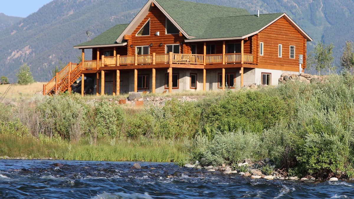 West Yellowstone Cabin | LUXURY MADISON RIVER FRONT LOG HOME - close to Yellowstone NP The Caddis Shack