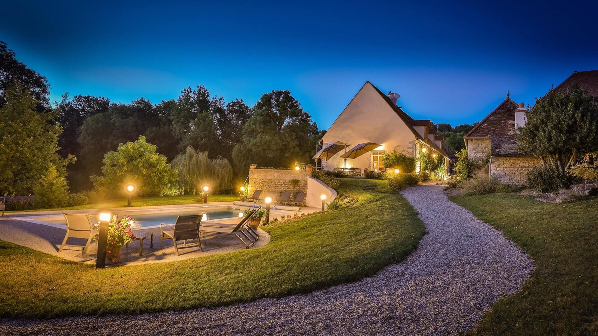 Change House | Luxury Manor House in the Burgundy Vines with Heated Pool and AC throughout