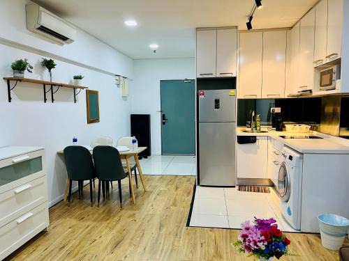 Medan Tuanku Apartment | Luxury Mercu Summer Suites KLCC By JT