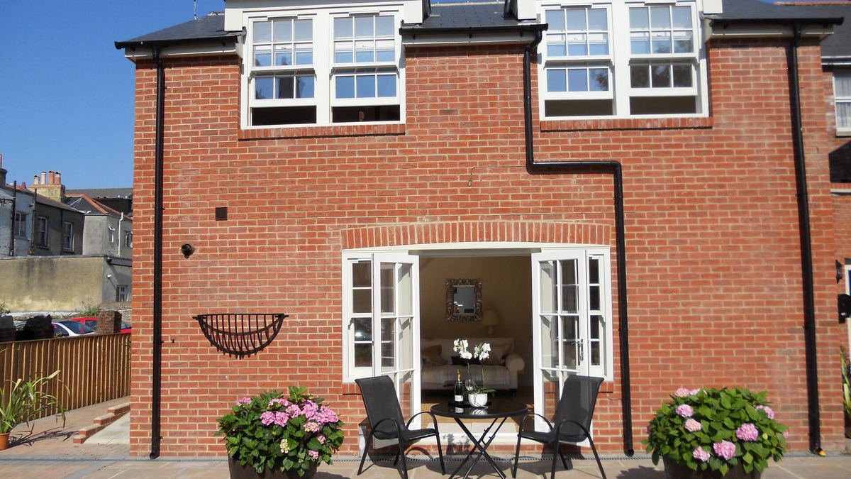 Ryde House | Luxury Mews House,5 Minutes Walk to Nearby Beach.Tranquil Courtyard,Central Ryde