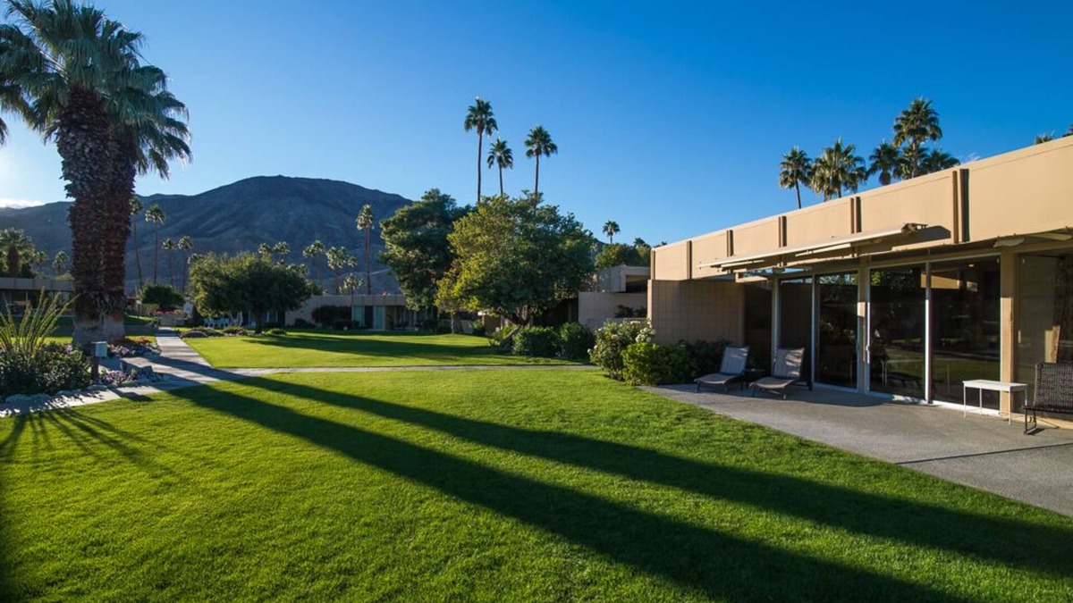 Palm Desert Condo | Luxury Midcentury Modern