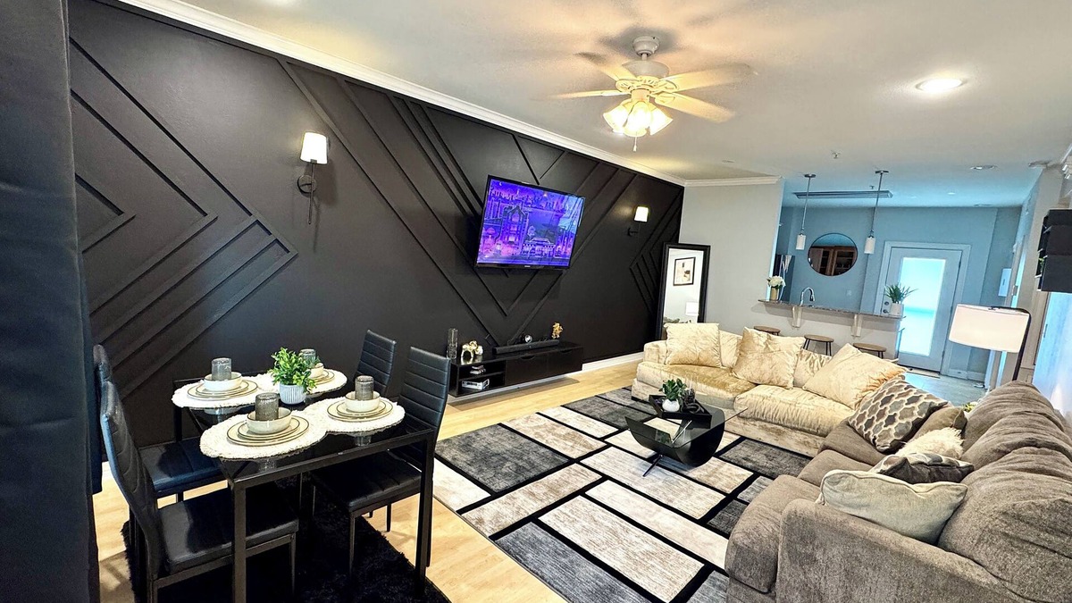 Midtown Condo | Luxury Midtown King Suite Escape