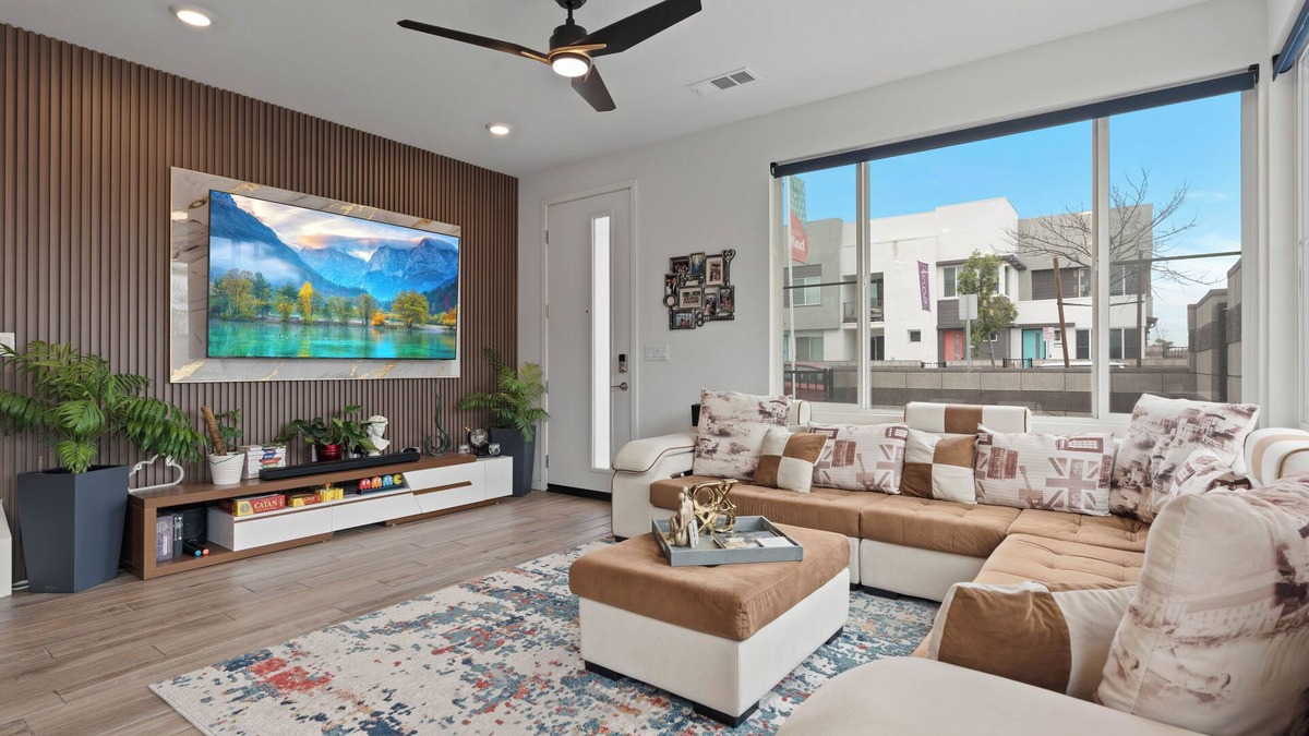 Mira Loma Condo | Luxury Modern 3/2 Home Near Ontario Airport