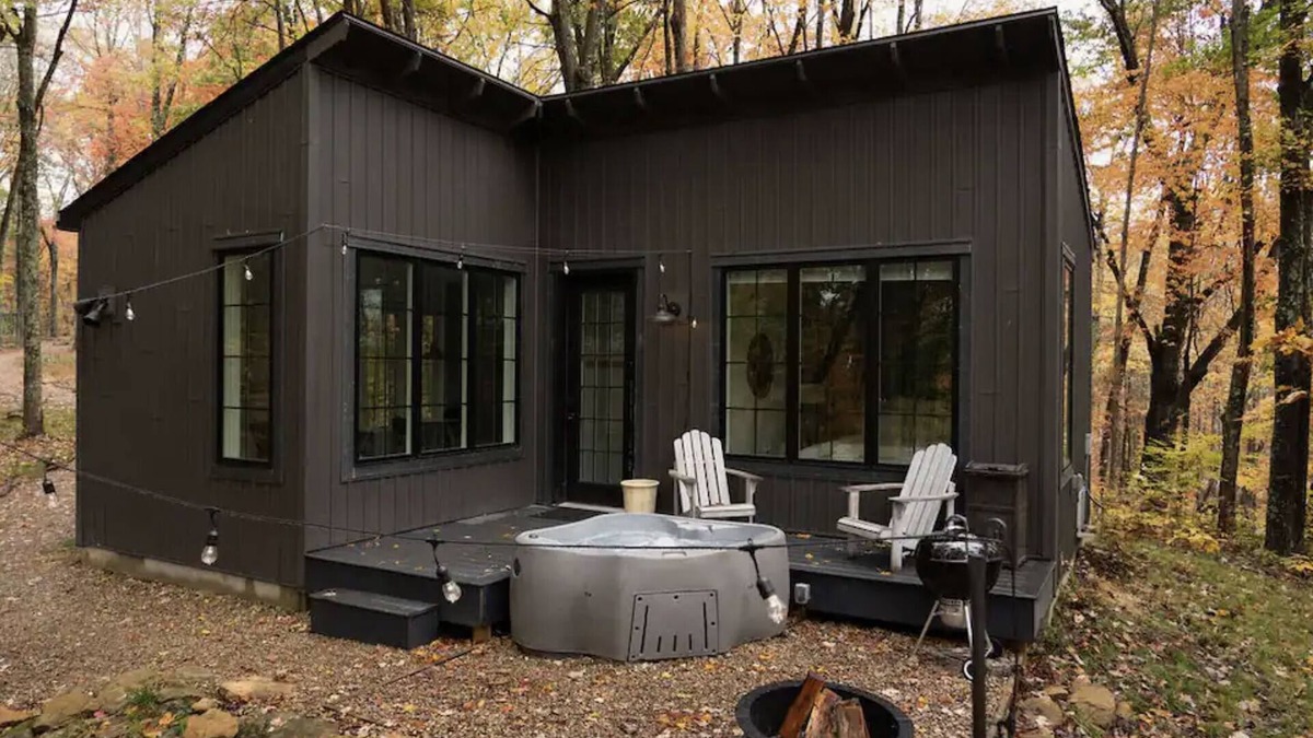New Plymouth Cabin | Luxury Modern Cabin w/Hot Tub - Hocking Hills