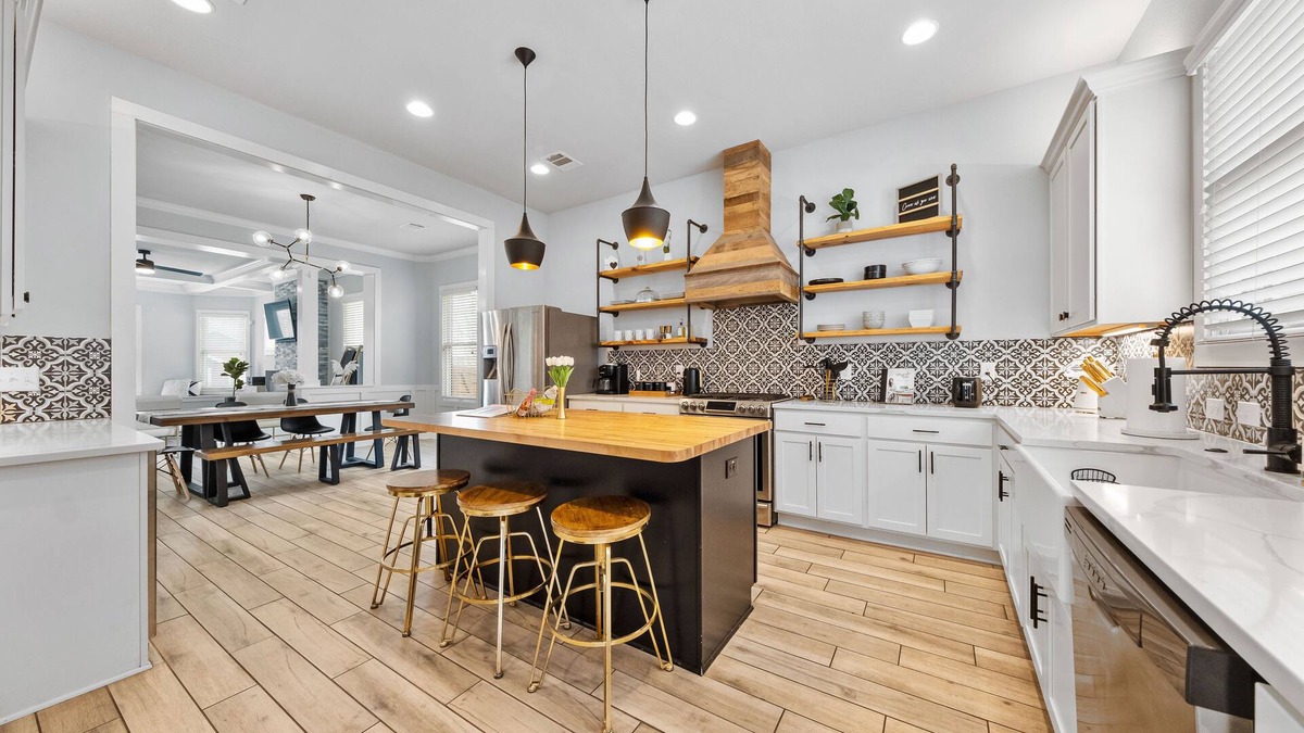 Near East Side House | Luxury Modern Farmhouse- Hot Tub-Tower Views-5mins to Downtown-Pearl-River Walk