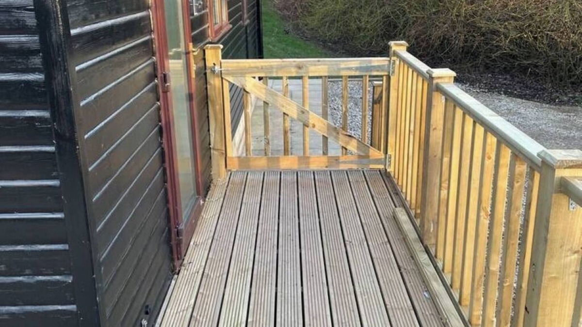 Wigginton Cabin | Luxury Moorhen Lodge & Hot Tub. 3 miles from York city centre! The best of both!