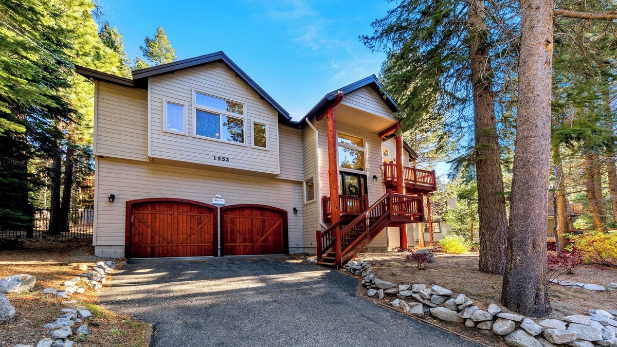 Tahoe Paradise House | Luxury Mountain Escape: BBQ, Forested, Balcony