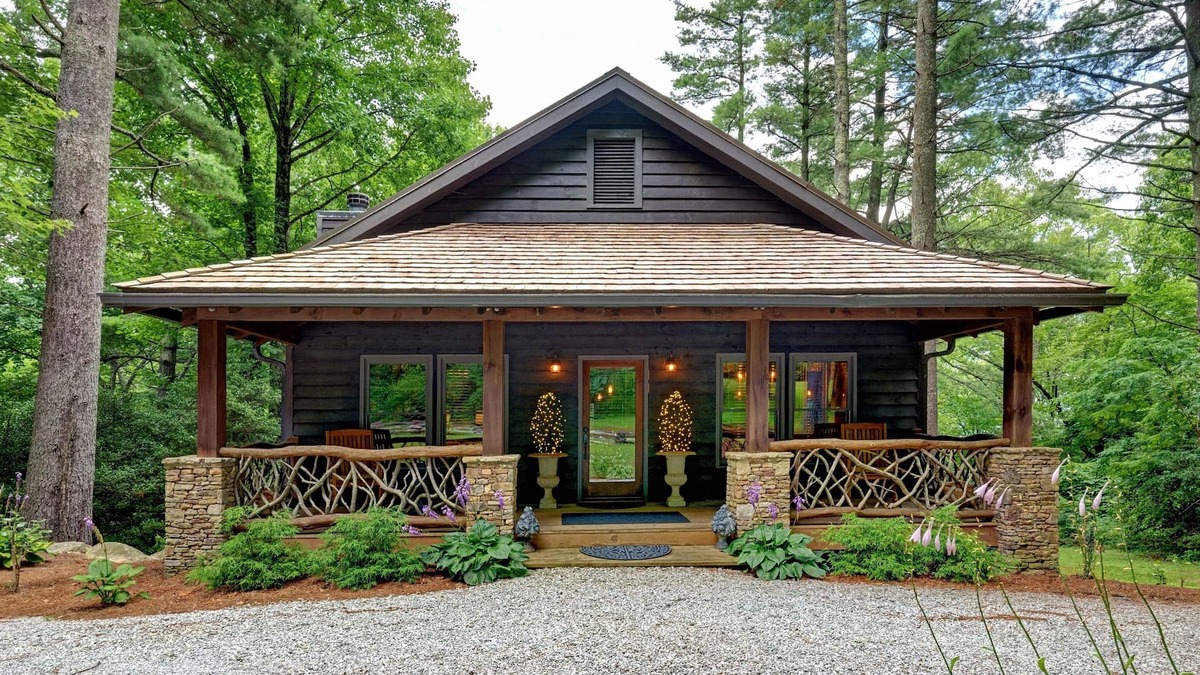 Highlands Cabin | Luxury Mountain Cabin in Quiet Neighborhood, Minutes to Main Street, Highlands