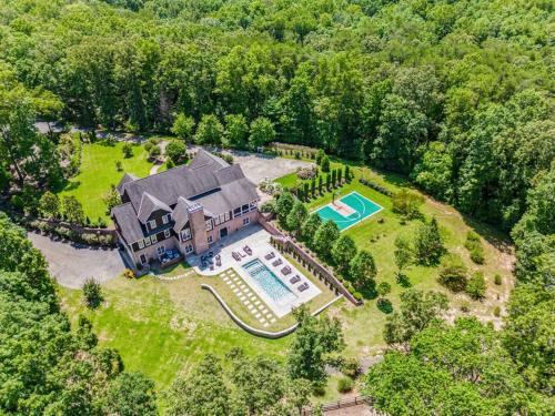 Blue Ridge House | Luxury Mountain Mansion, 7BR, 8 king beds, 10000sf, Views, Pool, Sport Court, Gym, Sauna, Petting Zoo