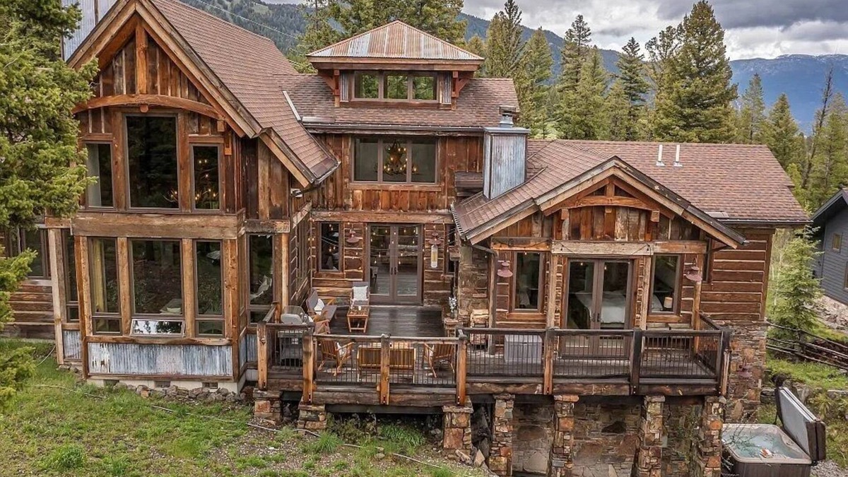Big Sky Cabin | Luxury Mountain Retreat: SPA, Deck, 2 Living Spaces