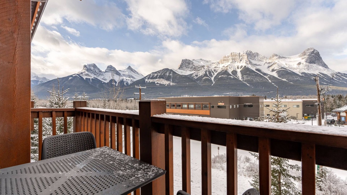 Canmore Condo | Luxury Mountain View Condo - 2 King beds/Hot Tub/Pool