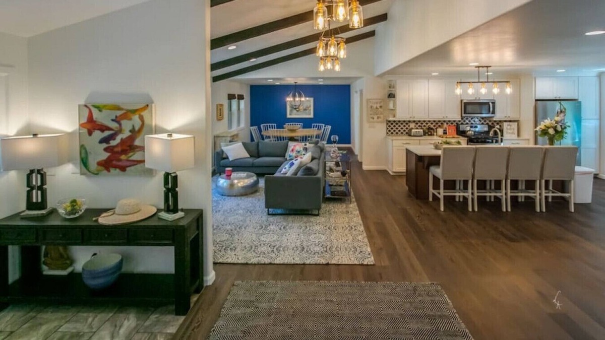 Mount Shasta House | Luxury Mountain View Home Hot Tub/ Jacuzzi Great Location