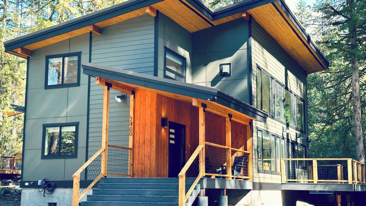 Glacier Cabin | Luxury Mt. Baker Retreat with Hot Tub and Fast Wi-Fi