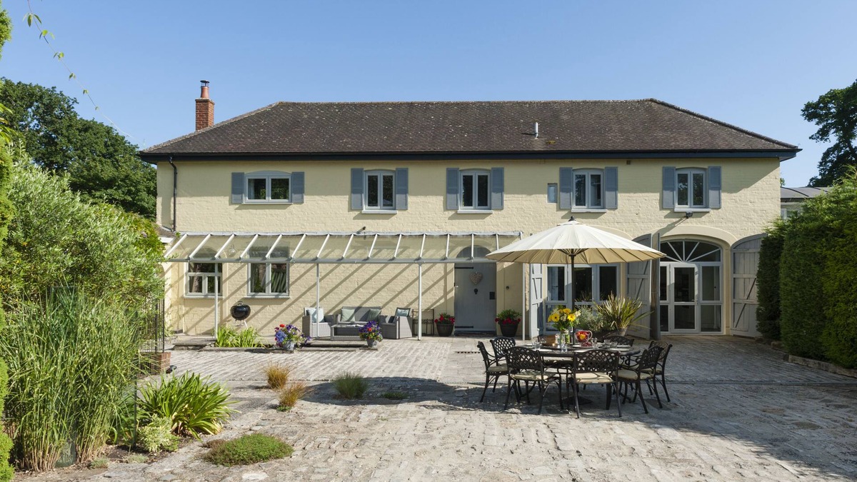 New Forest District House | Luxury New Forest Cottage. 4 bedrooms. 10 mins to beach.