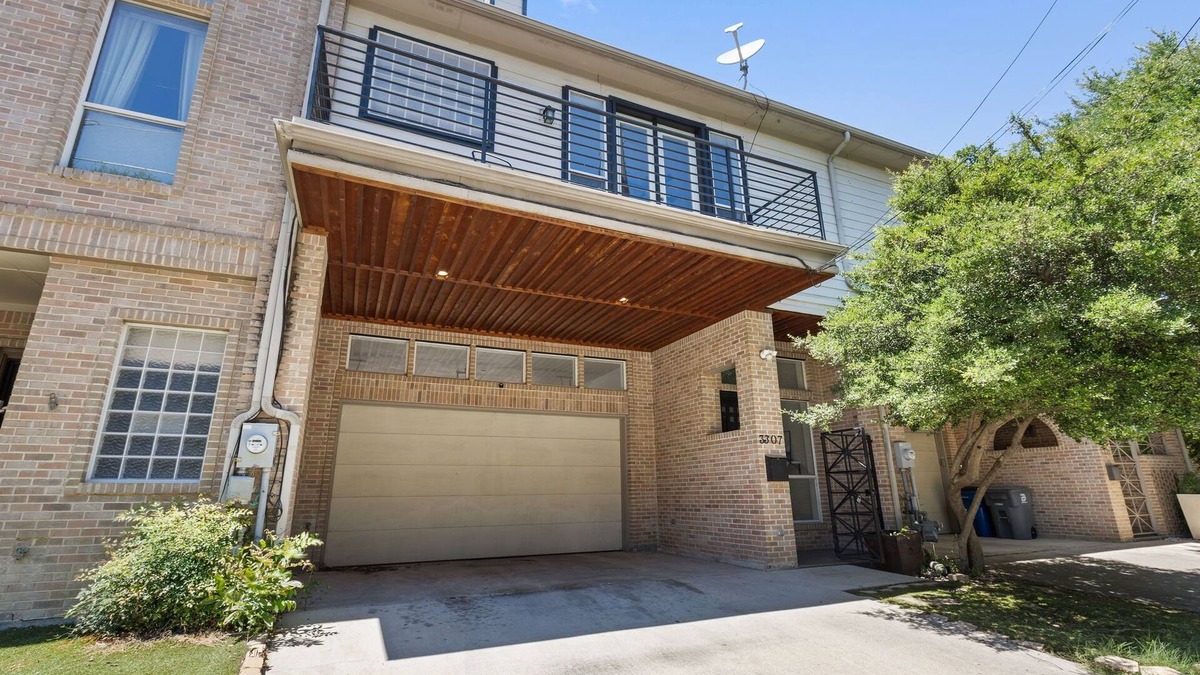 Oak Lawn House | Luxury Oak Lawn Oasis, Game Room, Parking, Balcony. The Best Area of Dallas