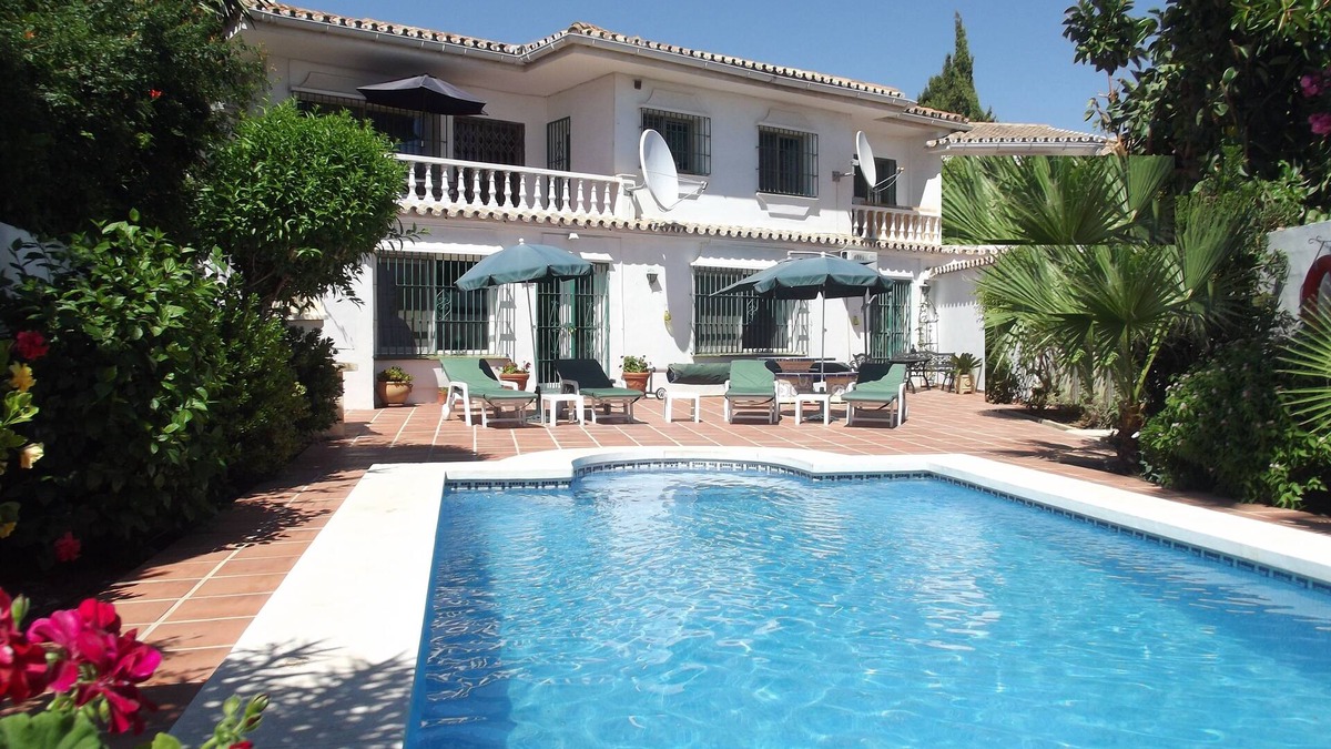 Fuengirola Villa | Luxury Oasis: 4-Bedroom Villa with Private Pool in Fuengirola, Costa del Sol