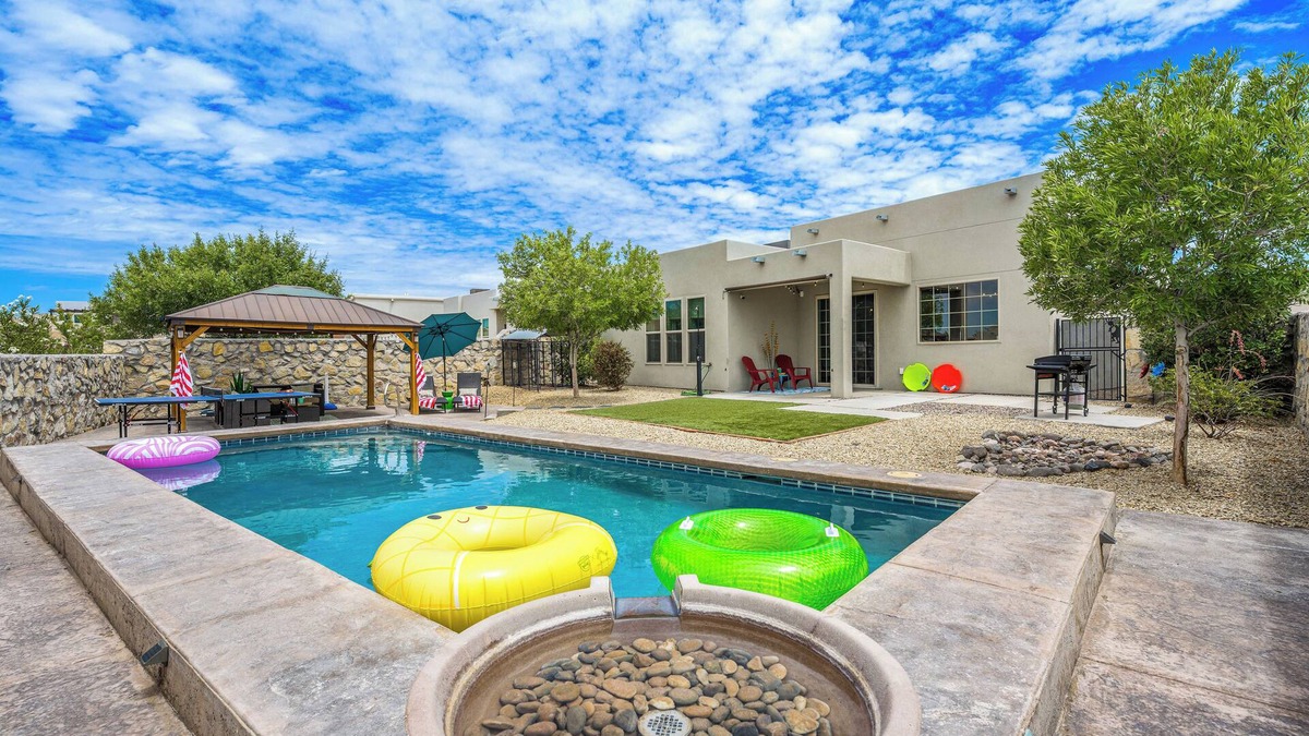 Las Cruces House | Luxury Oasis Best Location Pool Ping Pong CoffeeBar Fireplace Grill