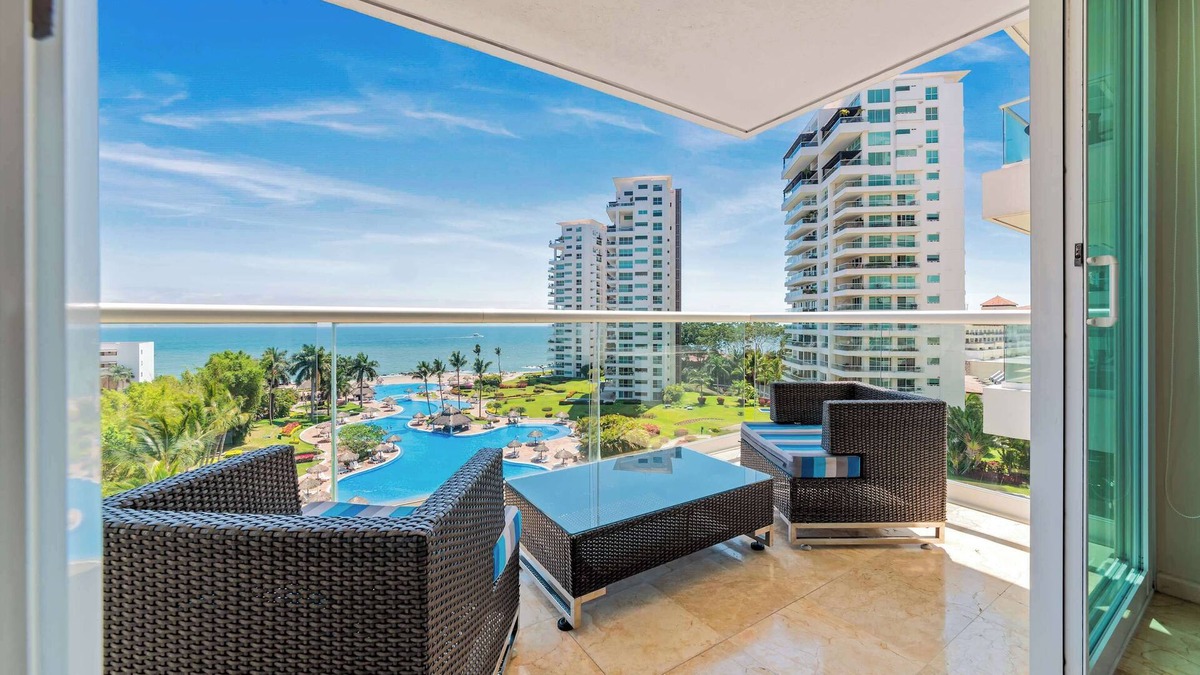 Marina Vallarta Apartment | Luxury Oceanfront 4BR Condo - Pool - Ocean View