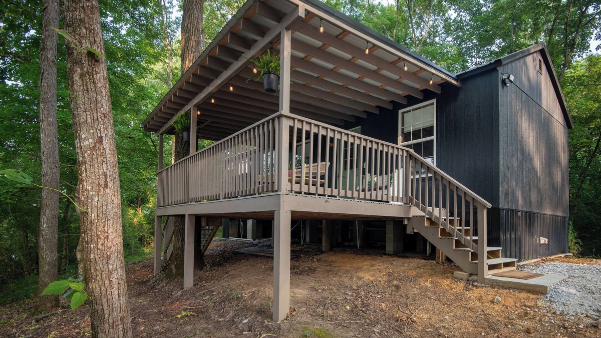 Vincent Ski Chalet | Luxury Off-Grid Retreat - Lakeside Treehouse