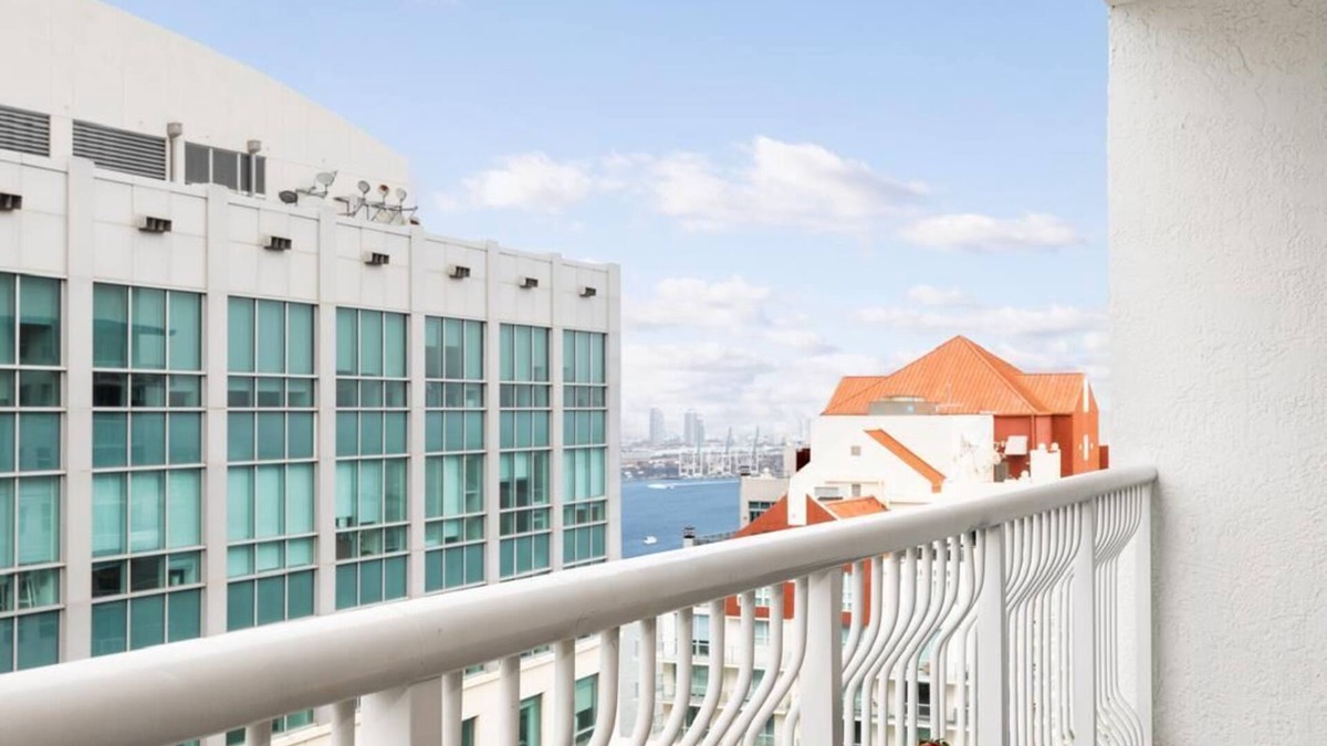 Brickell Apartment | Luxury on 42nd Floor with Rootop Pools & Free Parking