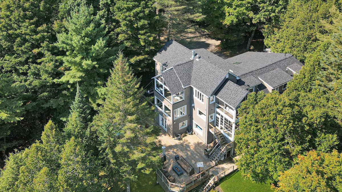 Eagle Lake Cottage | Luxury on Glen: 6BR Retreat w/Sauna, Hot Tub & Waterslide!