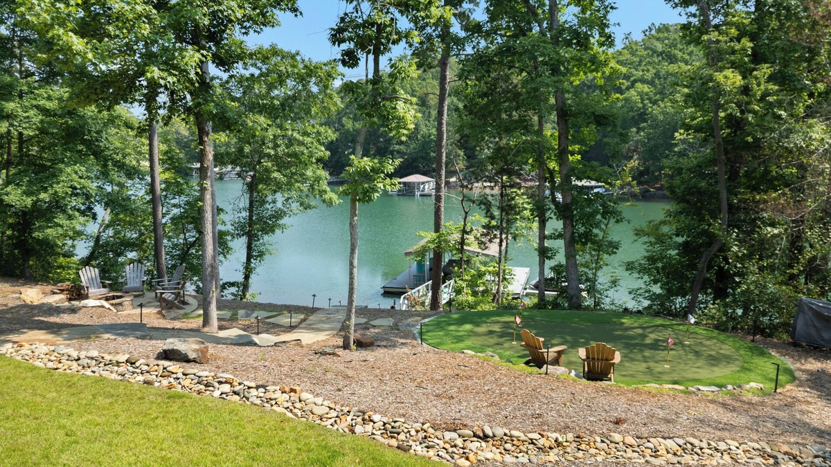 West Union House | LUXURY on Lake Keowee. Quiet cove. Putting green. Near Clemson. Sleeps 18