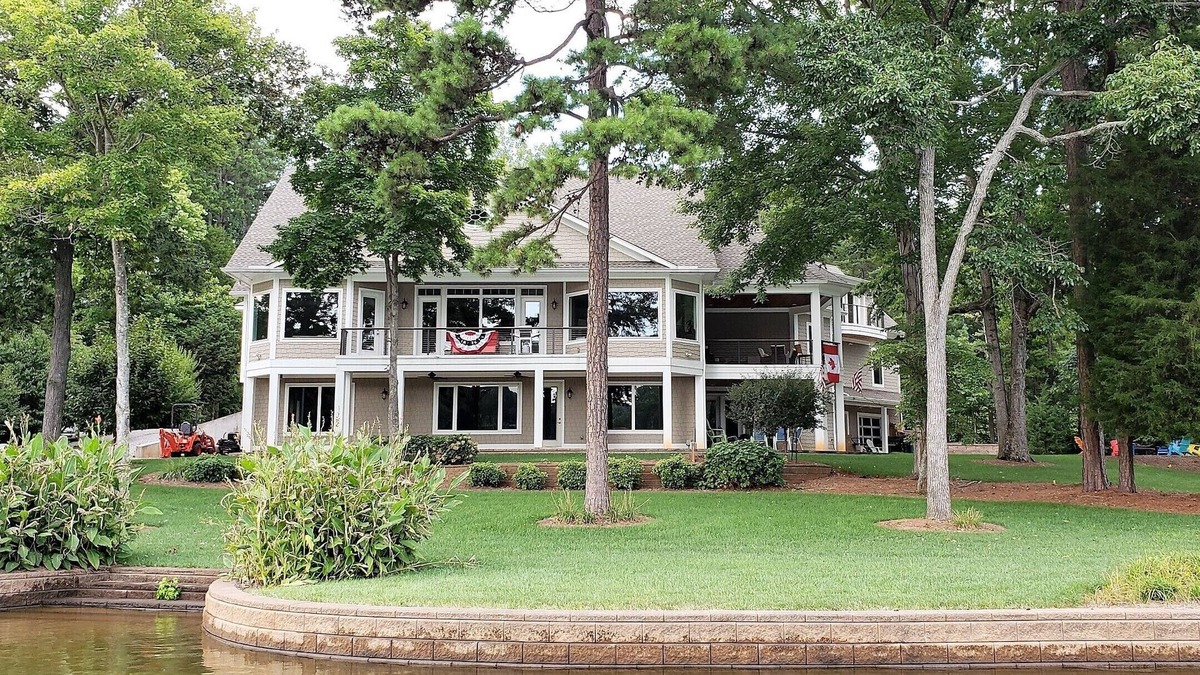Mayhew House | Luxury on the Lake - Large Private Walkout Basement Apt/Suite
