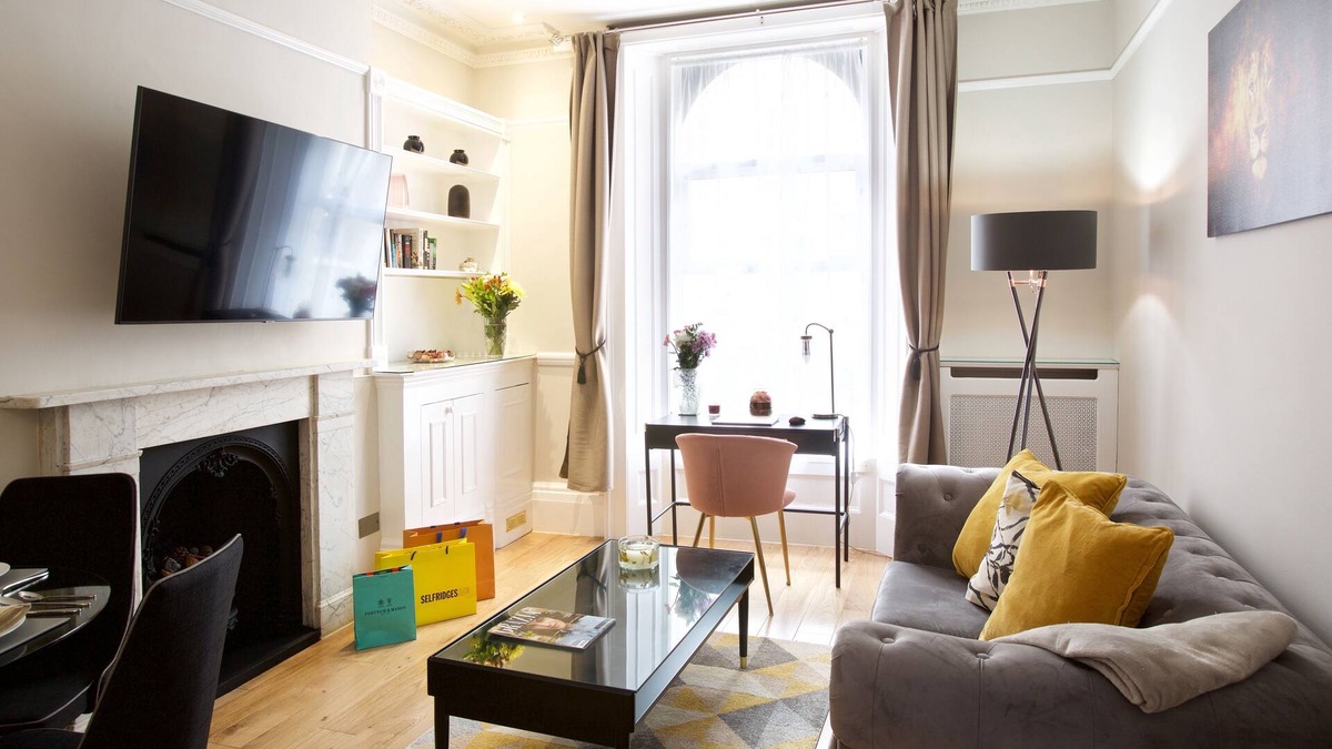 Pimlico Apartment | Luxury one bedroom apartment minutes from Victoria Station!