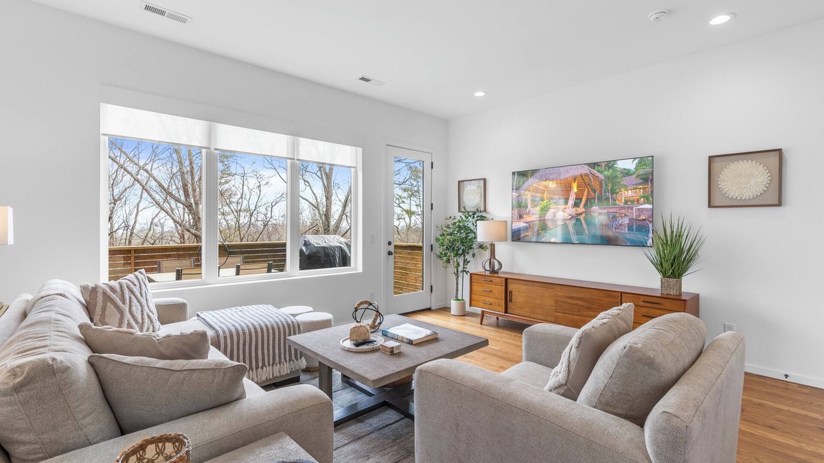 East Ridge House | Luxury Panoramic Mountain Views From This Atomic Ridge Modern Stylish Retreat.