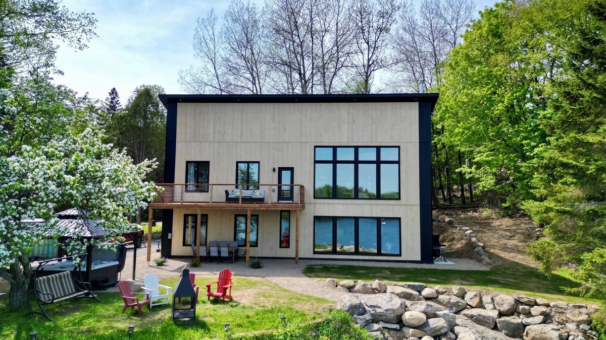 Labelle Ski Chalet | Luxury Panoramic View Waterfront-SPA-Games-Foyer