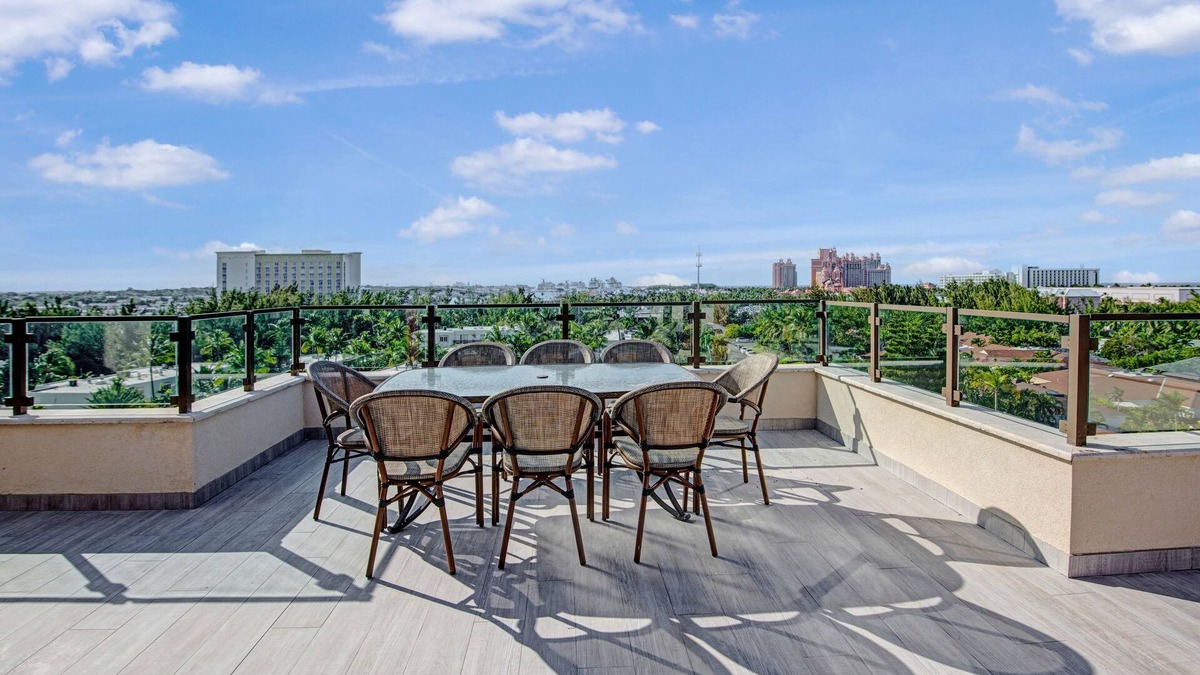 Bouvet Island Condo | Luxury Penthouse Suite on Paradise Island. Pool, Gym, Rooftop Patio
