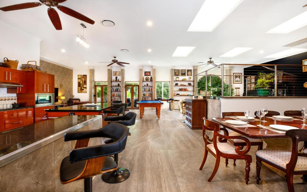Port Douglas Apartment | Luxury Penthouse 5 BDR 3 Bath Twin Rain Showers 365 sq mtrs