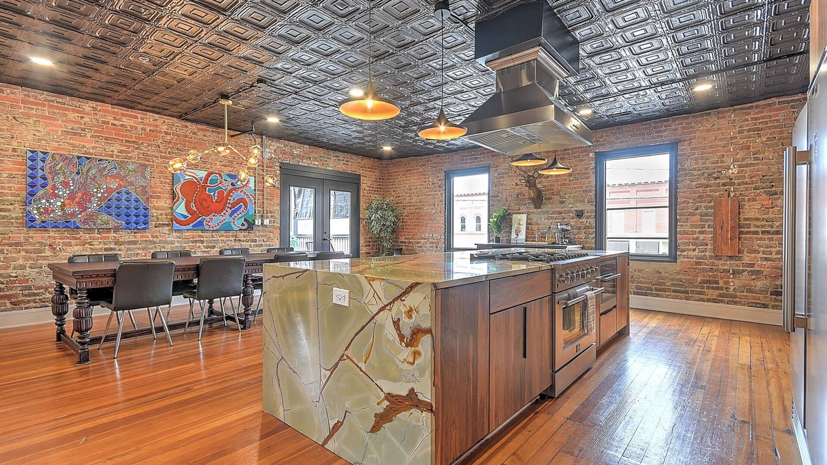 Bristol House | Luxury Penthouse in Downtown Bristol + Cool Patio Sleeps 10 Near Casino/BMS
