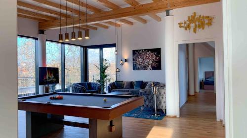Wilhelmsruh Hotel | Luxury Penthouse Jacuzzi, Pool Table, Bbq & Desks