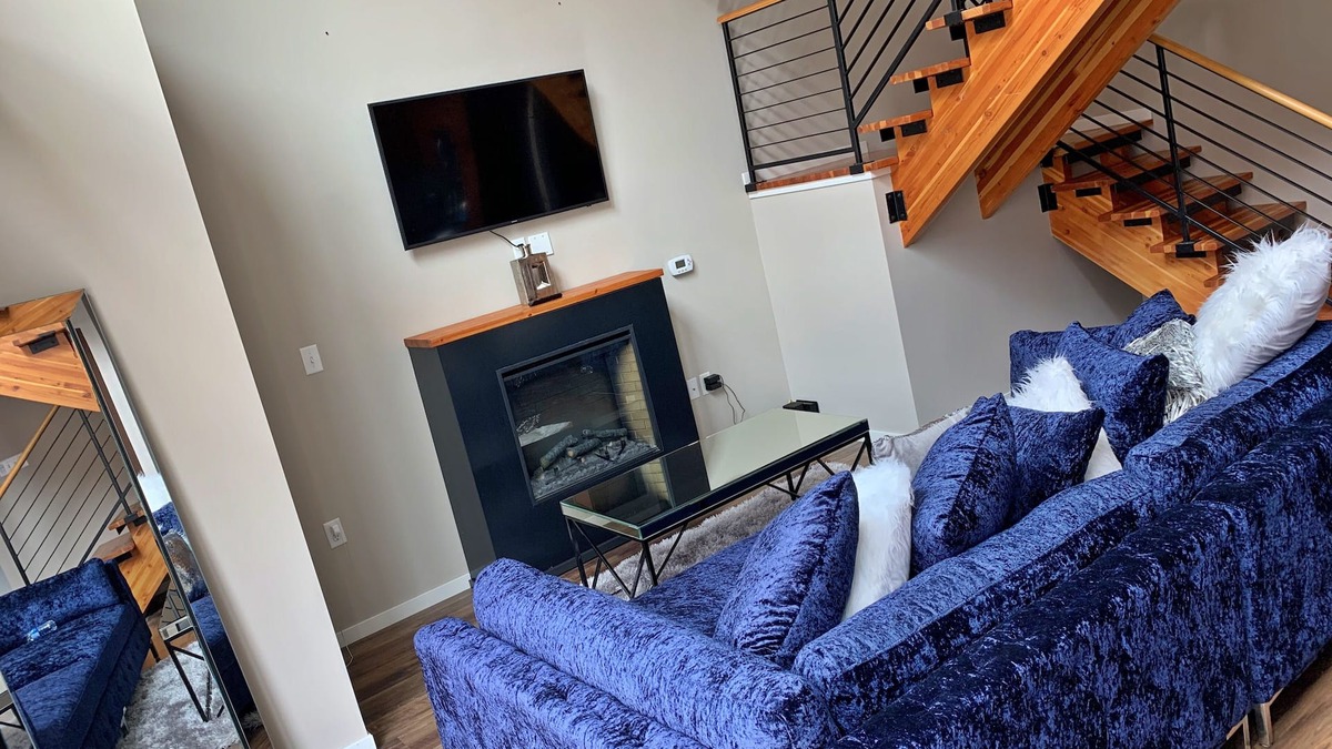 DeBaliviere Place Apartment | Luxury Penthouse Suite