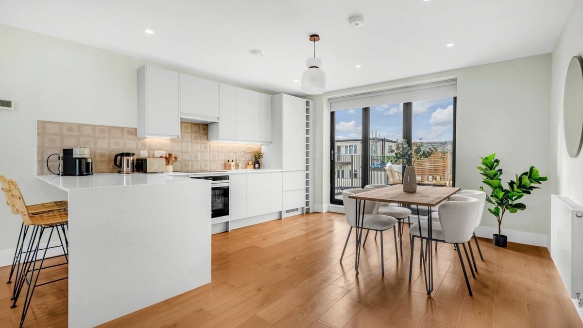 Kilburn Apartment | Luxury Penthouse w/ Roof Terrace Overlooking Park