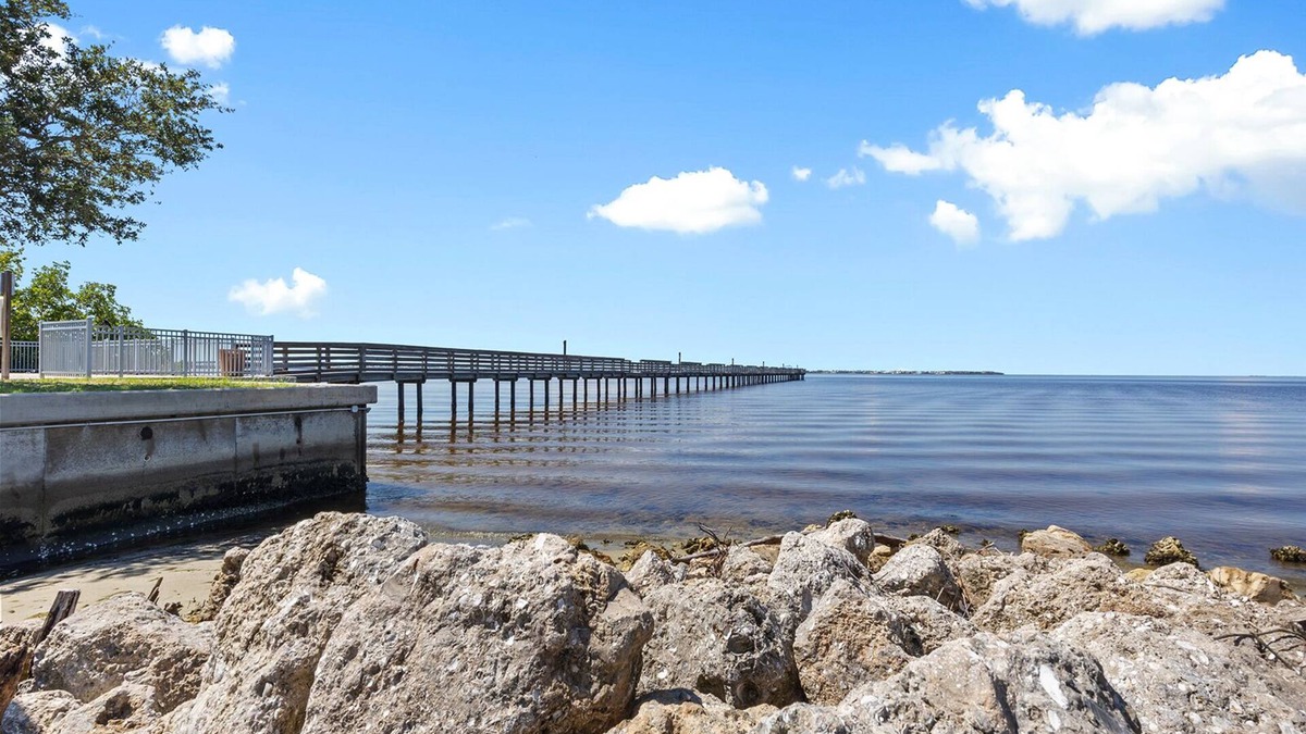 Charlotte Harbor Apartment | Luxury Place - 23017, one block away from Bayshore Park. 3/4 ml of Punta Gorda.