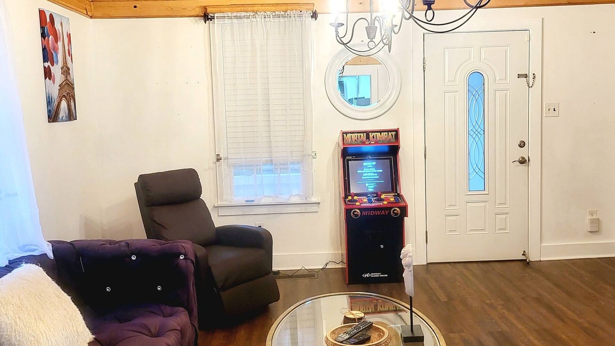 Newnan House | Luxury Playland of Newnan- Arcade Game/PETS & LONGER TERM STAYS WELCOMED!