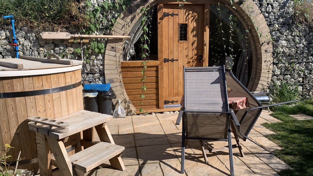 Minster on Sea Cabin | Luxury Pod-Sleeps 2-Hot Tub-Pets-Garden