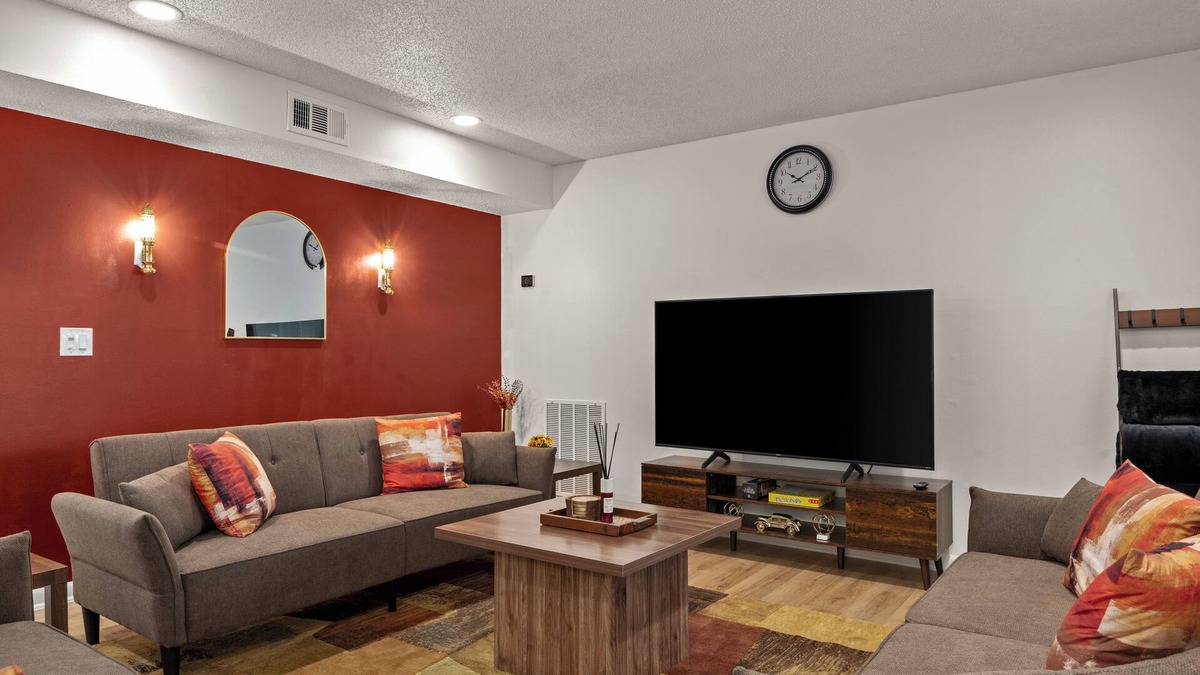 Bay Crest Park House | Luxury Pool Getaway, Sleeps 20+ Family & Friends Escape